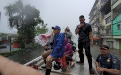 Wali Kota Makassar Danny Pomanto dan Jajaran Turun Langsung Evakuasi Warga Terdampak Banjir