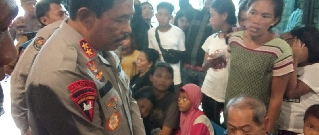 Kapolda Sulsel Irjen Pol Nana Sudjana mengunjungi korban banjir yang sudah mengungsi akibat rumahnya sejak pagi yang terdendam air. di lantai satu Universitas Terbuka, Jalan Monginsidi Baru, Makassar, Senin (13/2/2023). Kapolda Sulsel Irjen Pol Nana Sudjana mengunjungi korban banjir yang sudah mengungsi akibat rumahnya sejak pagi yang terdendam air. di lantai satu Universitas Terbuka, Jalan Monginsidi Baru, Makassar, Senin (13/2/2023).