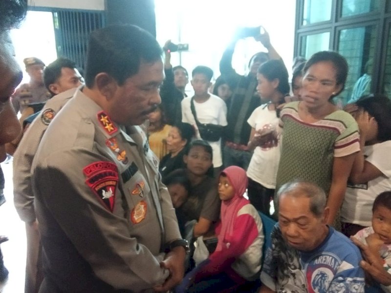 Kunjungi Korban Banjir, Kapolda Sulsel Janjikan Dapur Umum dan Posko Kesehatan