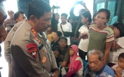 Kunjungi Korban Banjir, Kapolda Sulsel Janjikan Dapur Umum dan Posko Kesehatan
