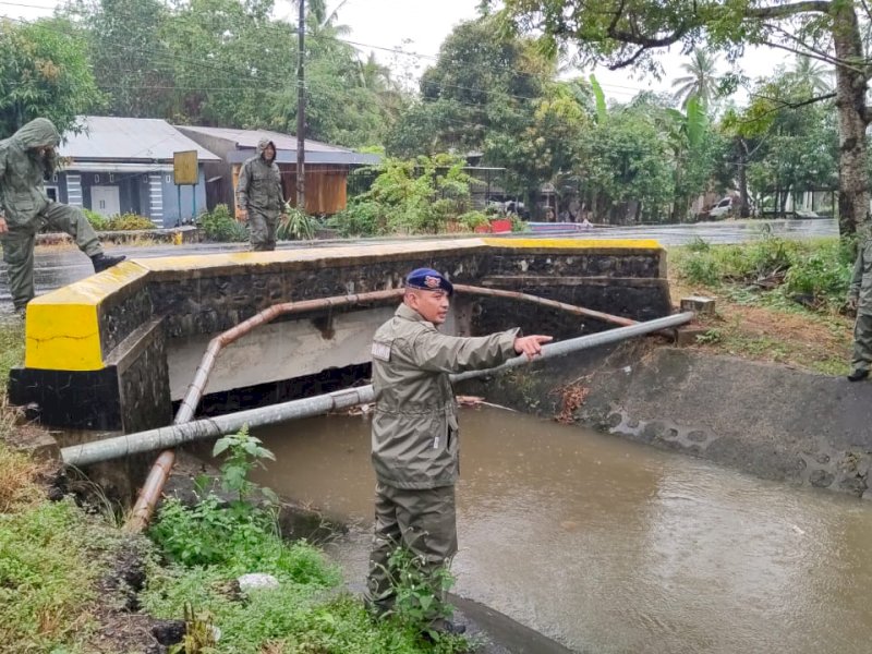 Peringatan Dini Cuaca Ekstrim, Tim SAR Brimob Bone Pantau Daerah Rawan Banjir