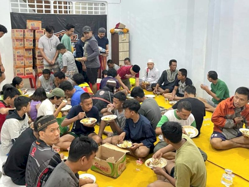 Laskar Anak Lorong Siapkan Dapur Rakyat Bagi Warga Terdampak Banjir di Makassar