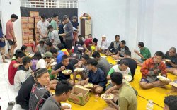 Laskar Anak Lorong Siapkan Dapur Rakyat Bagi Warga Terdampak Banjir di Makassar