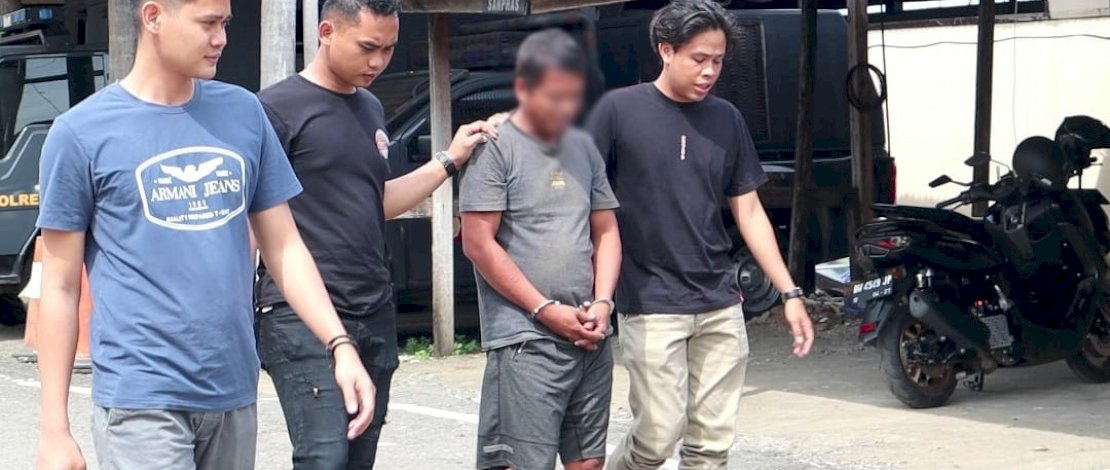 IS saat ditangkap oleh polisi pada Sabtu pagi, 11 Februari 2023 lalu, di Dusun Bulu Pasekko, Desa Mattampae, Kecamatan Ponre, Kabupaten Bone. IS saat ditangkap oleh polisi pada Sabtu pagi, 11 Februari 2023 lalu, di Dusun Bulu Pasekko, Desa Mattampae, Kecamatan Ponre, Kabupaten Bone.