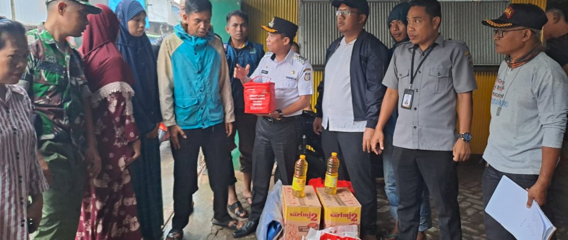 Camat Tallo Terjun Lansung Serahkan Bantuan untuk Warga Korban Angin Kencang