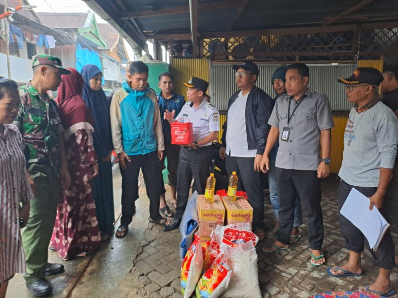 Camat Tallo Terjun Lansung Serahkan Bantuan untuk Warga Korban Angin Kencang