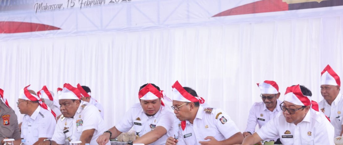 Manre Sipulung bersama tiga pilar Kamtibmas dalam rangka antisipasi pengamanan Pemilu 2024 dan meningkatkan perekonomian daerah (UMKM) serta revitalisasi Balla Rewako (Pos Kamling/Satkamling), di Karebosi, Rabu, 15 Februari 2023. 