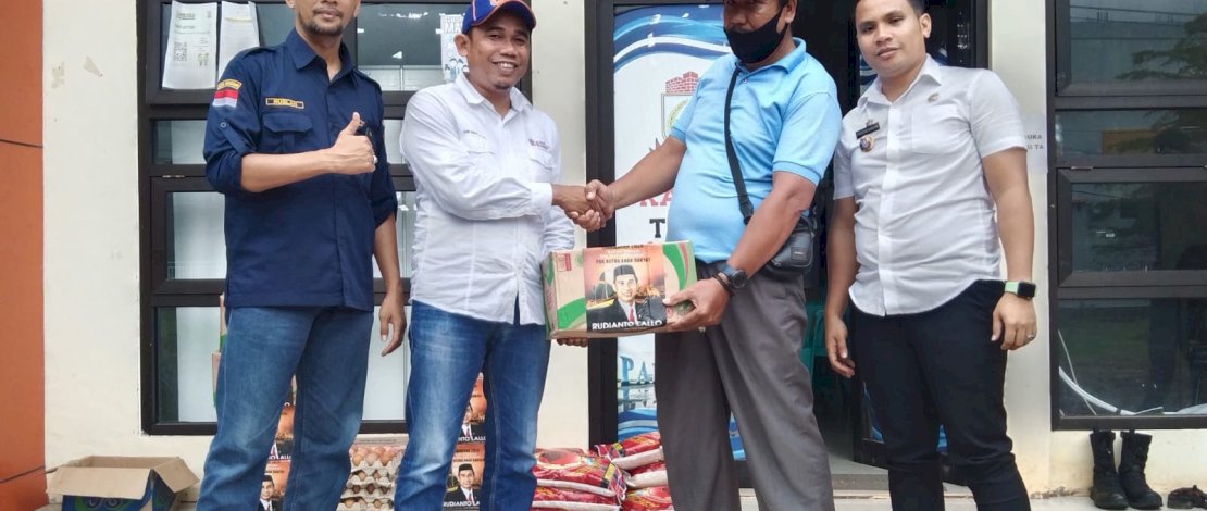 YARI Memberikan bantuan secara langsung kepada Lurah Katimbang, Muhammad Haedir. YARI Memberikan bantuan secara langsung kepada Lurah Katimbang, Muhammad Haedir.