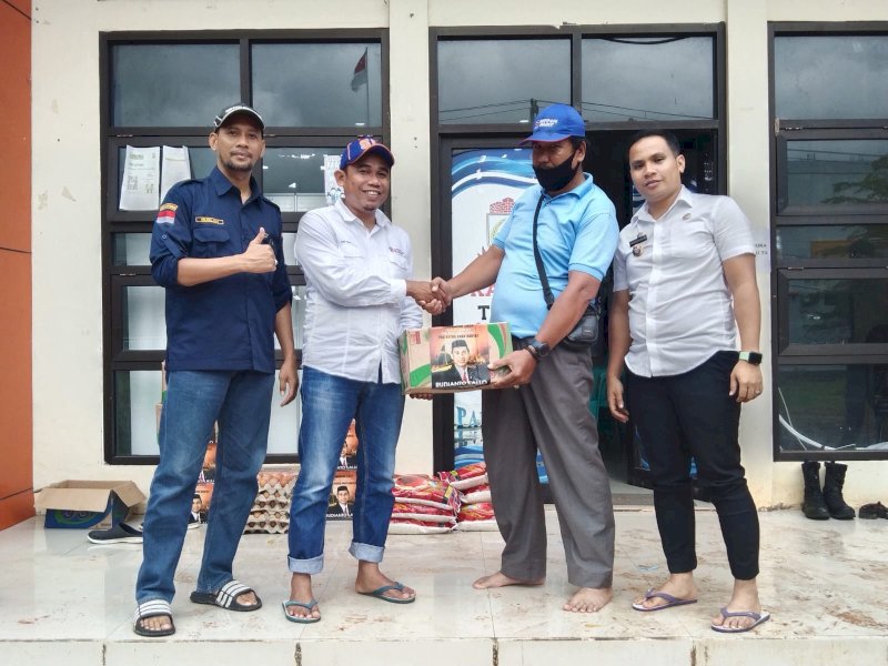 Yayasan Bentukan Ketua DPRD Rudianto Lallo Bantu Korban Banjir di Makassar