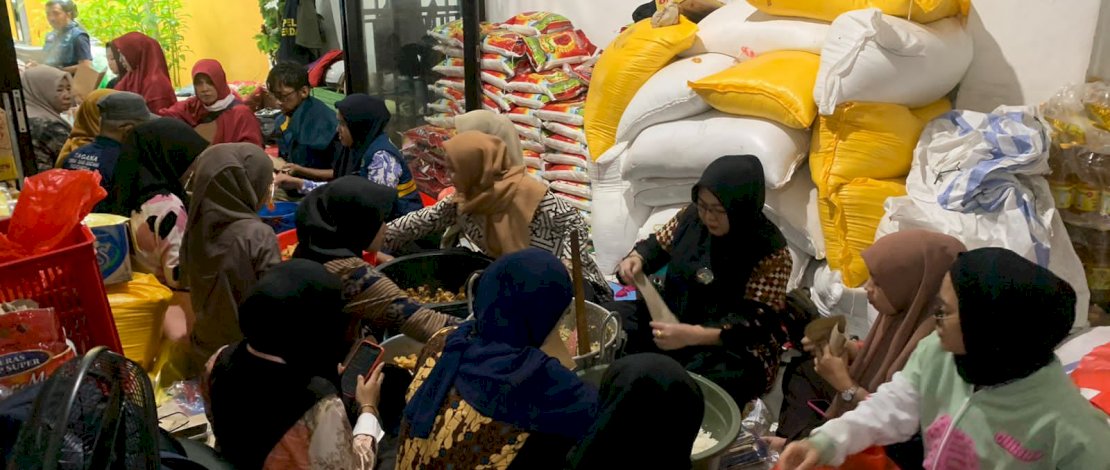 Dinsos Makassar Siapkan 1.000 Paket Makanan Siap Saji untuk Pengungsi Banjir Dinsos Makassar Siapkan 1.000 Paket Makanan Siap Saji untuk Pengungsi Banjir
