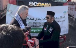 Kunjungi Korban Gempa Turki, Ustadz Zaitun Rasmin Ajak Masyarakat Indonesia Salurkan Bantuan