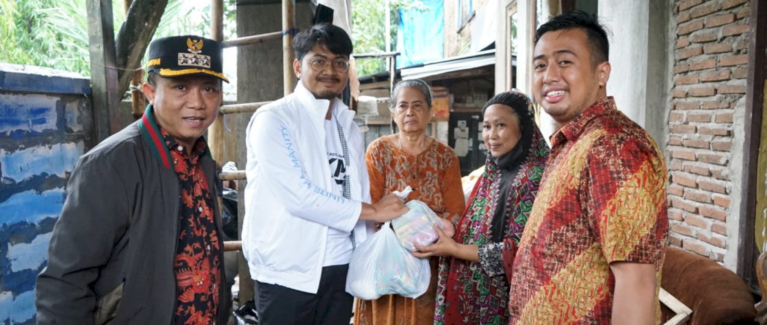 Ketua Forum Kemanusiaan Kota Makassar (FKKM) dr Udin Malik bersama Camat Tallo Alamsyah Sahabuddin, mengunjungi rumah warga terdampak banjir di Jalan Tinumbu, Kelurahan Lembo. Ketua Forum Kemanusiaan Kota Makassar (FKKM) dr Udin Malik bersama Camat Tallo Alamsyah Sahabuddin, mengunjungi rumah warga terdampak banjir di Jalan Tinumbu, Kelurahan Lembo.