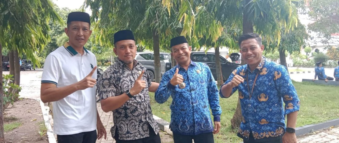 Paris Yasir (kedua dari kiri), usai shalat jumat di Masjid Ikhsan Rumah Jabatan Bupati Jeneponto. Paris Yasir (kedua dari kiri), usai shalat jumat di Masjid Ikhsan Rumah Jabatan Bupati Jeneponto.