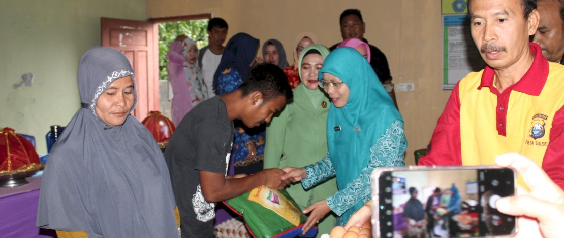 Penjabat (Pj) Ketua TP PKK Takalar, Sri Astuti Thamrin, bersama Ketua Persit Candra Kirana Takalar dan Ketua Bhayangkari Takalar, menggelar bakti sosial.