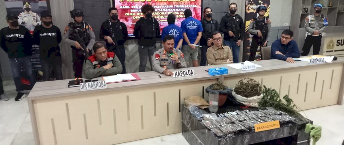 Kapolda Sulsel, Irjen Pol Nana Sudjana, menggelar Konfrensi Pers terkait ladang ganja di Kabupaten Bone.