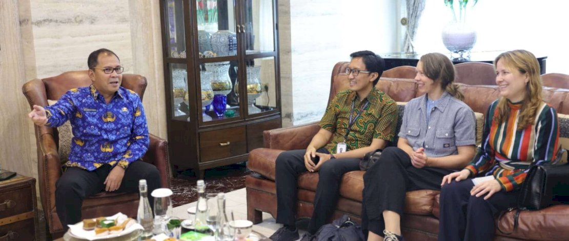 Danny Pomanto menerima Tim Save The Children Indonesia dan Save The Children Swedia di kediamannya, Jumat, 17 Februari 2023.
