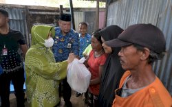 Ketua TP PKK Makassar Bagikan Paket Sembako Kepada Korban Banjir di Kecamatan Tamalate