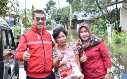 ARW Salurkan 2500 Paket Bantuan bagi Korban Banjir di Makassar