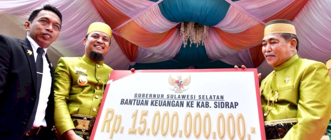 Gubernur Sulsel, Andi Sudirman Sulaiman, menyerahkan bantuan keuangan daerah kepada Pemkab Sidrap.