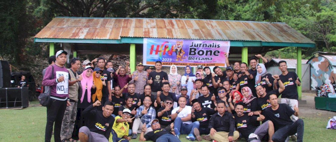 Peringatan Hari Pers Nasional (HPN) yang diselenggarakan oleh Jurnalis Bone, yang dipusatkan di Pantai Tete, Kecamatan Tonra, Kabupaten Bone, Sabtu, 18 Februari 2023.
Peringatan Hari Pers Nasional (HPN) yang diselenggarakan oleh Jurnalis Bone, yang dipusatkan di Pantai Tete, Kecamatan Tonra, Kabupaten Bone, Sabtu, 18 Februari 2023.