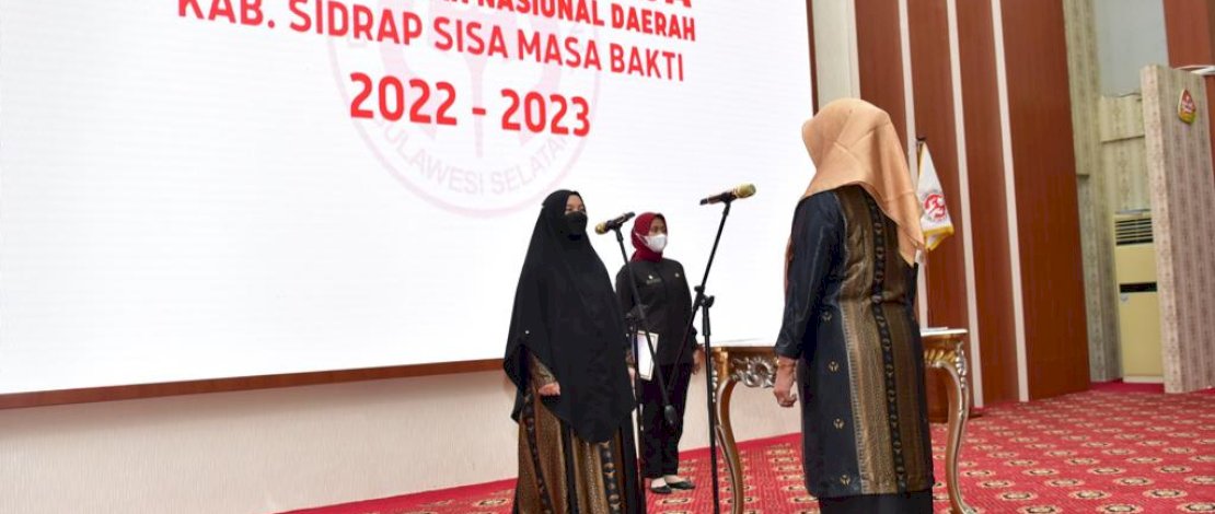 Ketua Dewan Kerajinan Nasional Daerah (Dekranasda) Provinsi Sulsel, Naoemi Octarina, melantik Suhara Dollah Mando sebagai Ketua Dekranasda Kabupaten Sidrap dengan sisa masa bakti tahun 2022-2023, di Baruga Karaeng Pattingalloang, Rujab Gubernur Sulsel, Kamis, 16 Februari 2023.