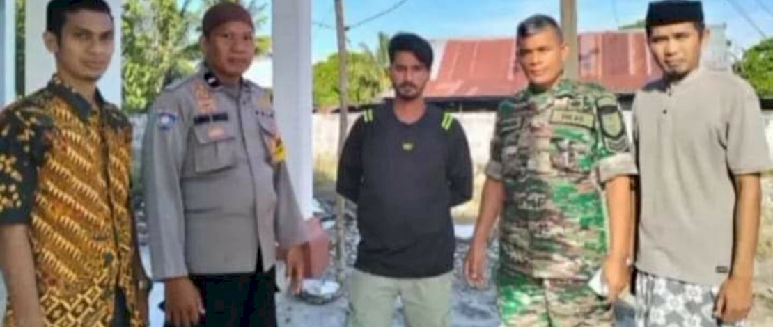 Asib Ali Bhore (baju hitam) bersama pemerintah desa setempat di Wajo. 