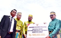 Gubernur Sulsel Serahkan Rp 500 Juta Hibah untuk Masjid Agung Sidrap