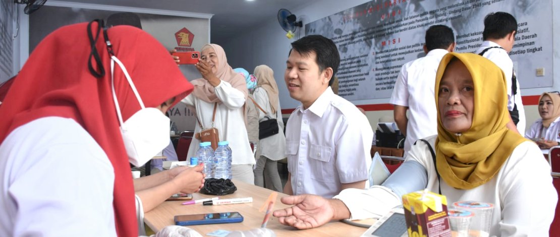DPC Partai Gerindra Kota Makassar melakukan kegiatan donor darah dan pemeriksaan kesehatan gratis untuk masyarakat.