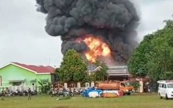 Kebakaran Hebat Landa Gudang di Maros, Damkar Masih Bekerja Padamkan Api