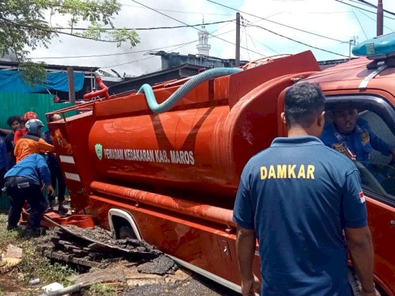 Kebakaran Gudang Plastik di Maros, Terbakar Sejak Sore Kemarin Sampai Pagi Ini, Hingga Truk Tangki Damkar Terperosok saat Suplai Air ke Lokasi