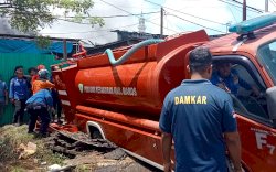 Kebakaran Gudang Plastik di Maros, Terbakar Sejak Sore Kemarin Sampai Pagi Ini, Hingga Truk Tangki Damkar Terperosok saat Suplai Air ke Lokasi