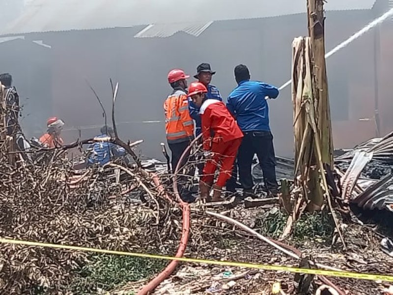 Terobos Gudang Plastik saat Terbakar, 1 Petugas Damkar Pingsan