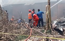 Terobos Gudang Plastik saat Terbakar, 1 Petugas Damkar Pingsan