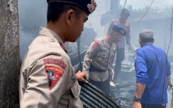 Ringankan Beban Korban Kebakaran, Tim  Brimob Bone Turun Bantu Bersihkan Puing-puing