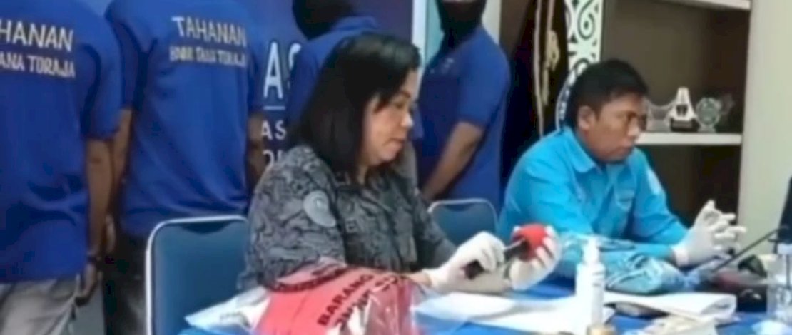 Kepala Badan Narkotika Nasional Kabupaten (BNNK) Tana Toraja, AKBP Dewi Tonglo, saat menggelar konferensi pers pengungkapan bandar sabu.