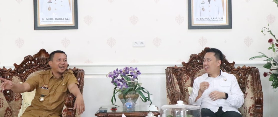Bupati Kepulauan Selayar, Basli Ali, menerima kunjungan Tim Badan Pemeriksa Keuangan (BPK) RI Perwakilan Provinsi Sulsel, di Rujab Bupati, Senin, 20 Februari 2023.
Bupati Kepulauan Selayar, Basli Ali, menerima kunjungan Tim Badan Pemeriksa Keuangan (BPK) RI Perwakilan Provinsi Sulsel, di Rujab Bupati, Senin, 20 Februari 2023.