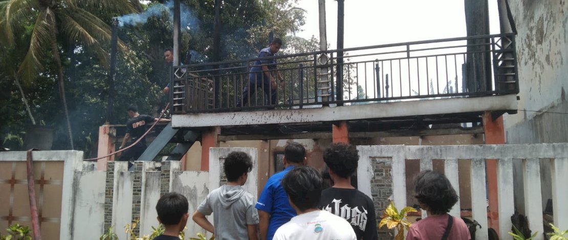 Satu unit rumah panggung di Jalan Andi Suaib, Kelurahan Masumpu, Kecamatan Tanete Riattang, hangus terbakar, Senin, 20 Februari 2023.