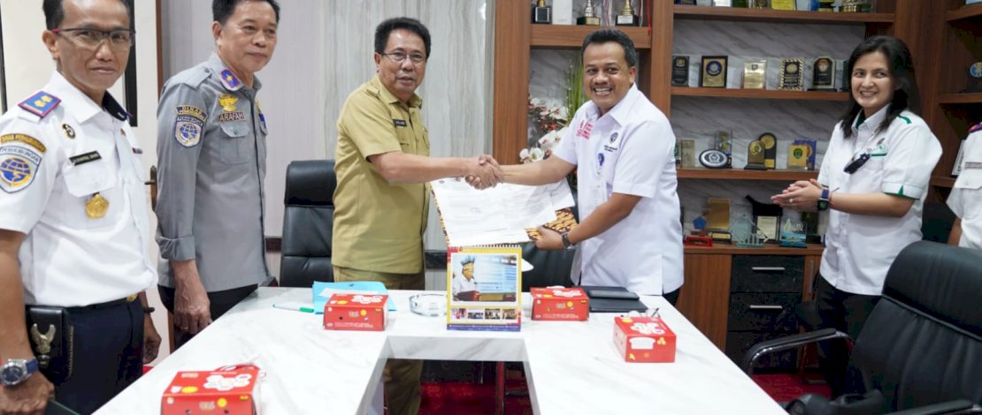 Penjabat Sekprov Sulsel, Andi Aslam Patonangi, bersama Kepala PPTB Kementerian Perhubungan RI, Marwanto Heru Santoso, melakukan penyerahan BAST pelabuhan pengumpan di sembilan titik di Sulsel.