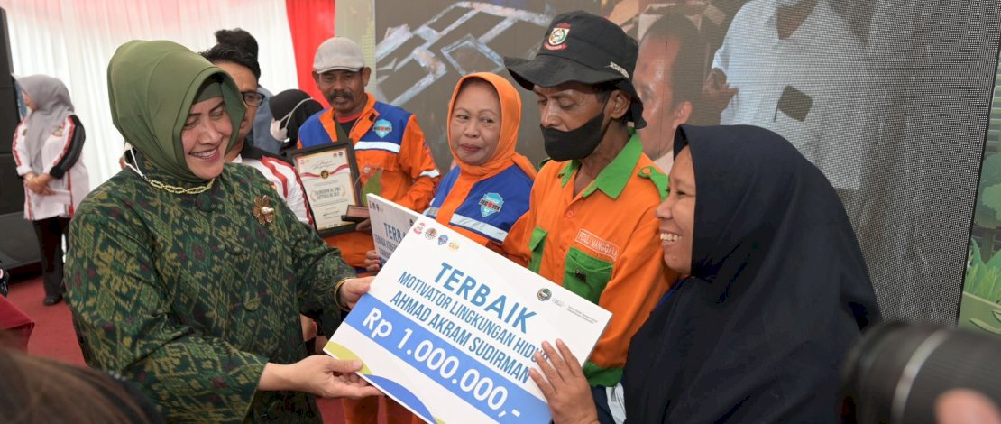 Ketua TP PKK Kota Makassar yang juga Ketua Dewan Lingkungan Hidup Kota Makassar, Indira Yusuf Ismail, mengapresiasi petugas kebersihan Kota Makassar dalam acara peringatan Hari Peduli Sampah Nasional (HPSN) 2023 Kota Makassar.