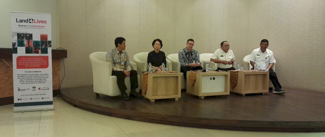 Direktur Sistem dan Prosedur, Pemantauan, Evaluasi dan Pengendalian Pembangunan selaku Sekretaris Sekretariat Satu Data Indonesia Tingkat  Pusat, Hari Dwi Korianto, Kepala Kerjasama Pembangunan Internasional (Global Affairs Canada) Kedutaan Besar Kanada untuk Indonesia Kevin Tokar, Direktur World Agroforestry (ICRAF) Indonesia Sonya Dewi, dan Asisten Pemerintahan Setda Sulsel Ichsan Mustari.