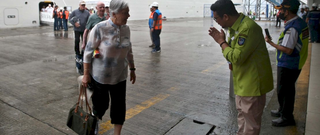 Kedatangan para wisatawan mancanegara di Makassar disambut langsung Sekretaris Dinas Kebudayaan dan Pariwisata Sulsel, Devo Khadafi.