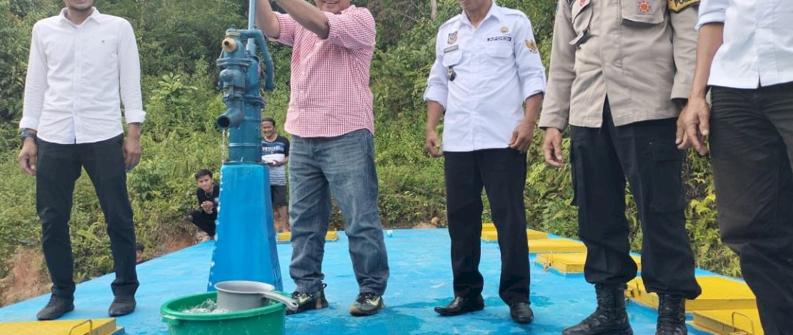 Berkunjung ke Desa Sumillin Kecamatan Masamba, Muhammad Fauzi, Anggota DPR RI pertama yang datang dan membawa program untuk masyarakat setempat.