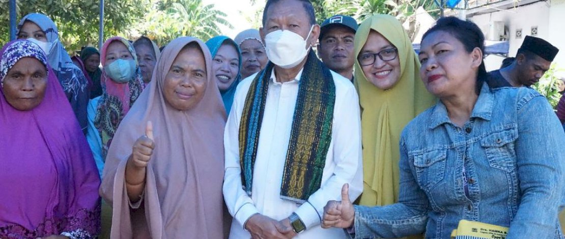 Kalangan emak-emak berebut foto bersama dengan Hamka B Kady di setiap kunjungan kerjanya.