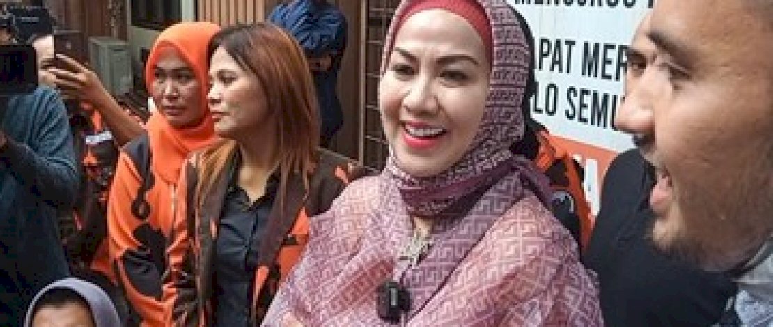 Hadiri Sidang Cerainya dengan Ferry Irawan, Venna Melinda Dikawal Srikandi Pemuda Pancasila