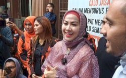 Hadiri Sidang Cerainya dengan Ferry Irawan, Venna Melinda Dikawal Srikandi Pemuda Pancasila