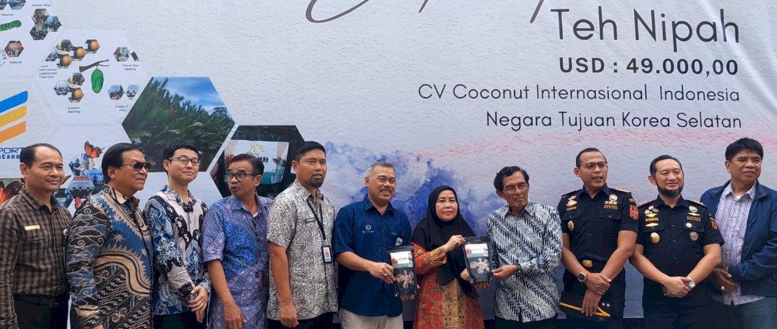 CV Coconut Internasional Indonesia (CII) melepas ekspor produk teh nipah ke Korea Selatan. Pelepasan digelar di Kantor Bea Cukai Makassar, Kamis, 23 Februari 2023.
CV Coconut Internasional Indonesia (CII) melepas ekspor produk teh nipah ke Korea Selatan. Pelepasan digelar di Kantor Bea Cukai Makassar, Kamis, 23 Februari 2023.