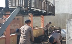 Personel Turun Bersihkan Puing-puing Kebakaran, Danyon Ichsan: Bakti Brimob untuk Masyarakat