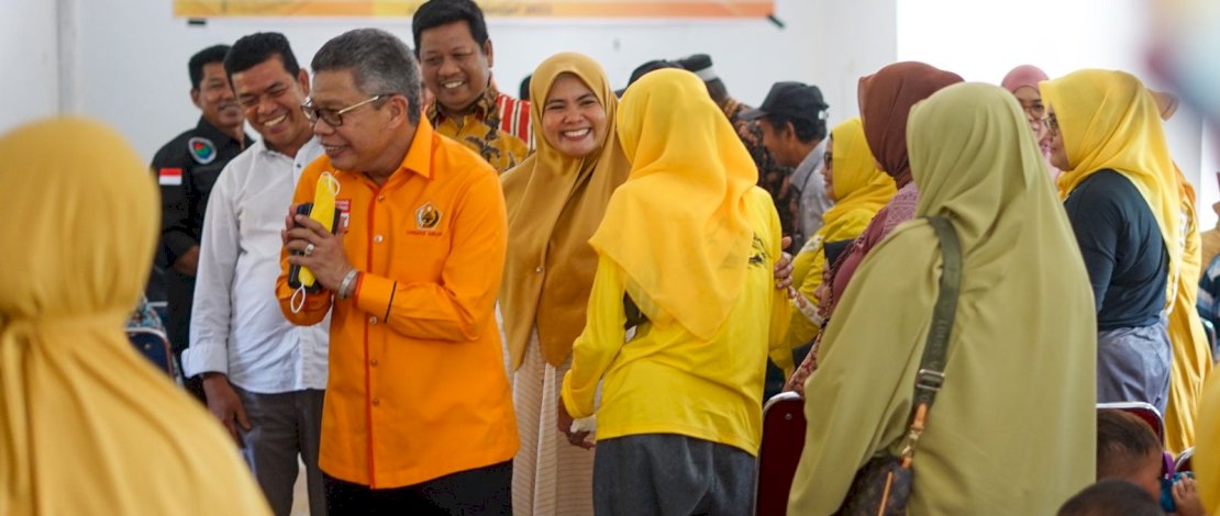 HUT MKGR di Maros, Taufan Pawe Didampingi Suhartina Boohari Salurkan Bantuan ke Warga