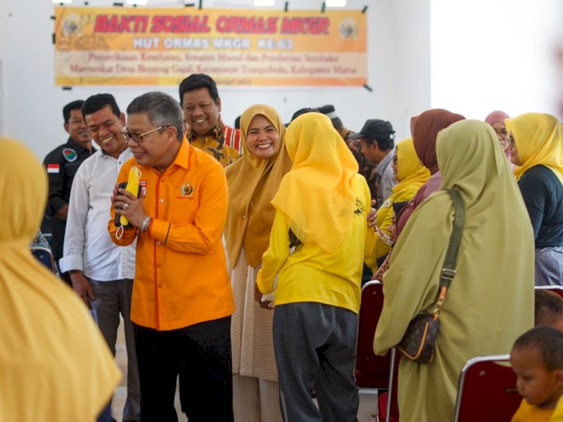HUT MKGR di Maros, Taufan Pawe Didampingi Suhartina Boohari Salurkan Bantuan ke Warga
