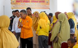 HUT MKGR di Maros, Taufan Pawe Didampingi Suhartina Boohari Salurkan Bantuan ke Warga